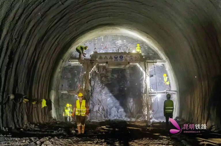 渝昆高鐵第一長隧全面進入正洞施工